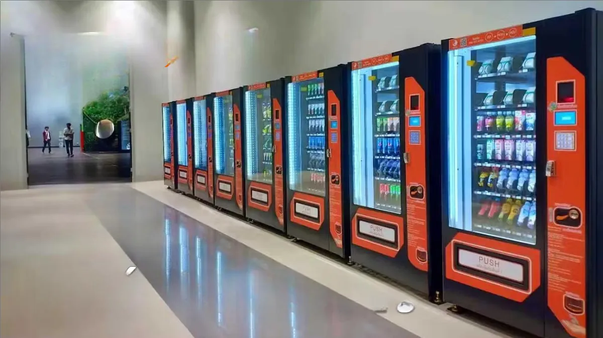 Corredor com várias vending machines