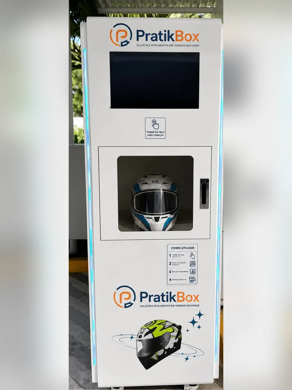 Máquina PratikBox de higienização de capacetes com tela touch e compartimento com visor