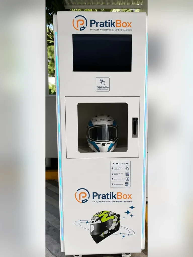 Máquina PratikBox de higienização de capacetes com tela touch e compartimento com visor, em estacionamento